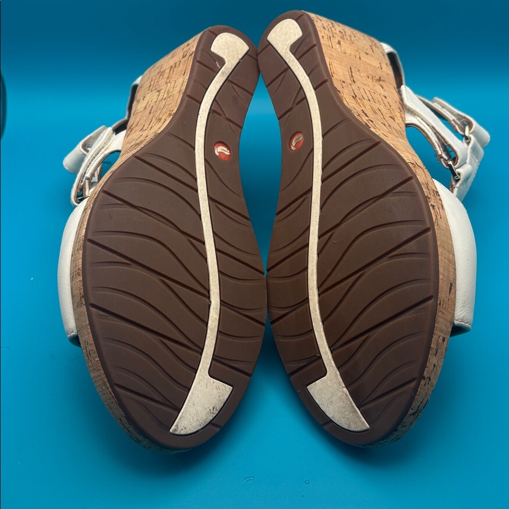 Clark’s Unstructured Plaza Strap Wedge White Leather Sandals, size 7, EUC - Picture 11 of 12